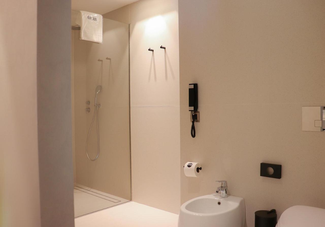 Monograph Freedom Square 호텔 트빌리시 외부 사진 Bathroom of a room at the hotel