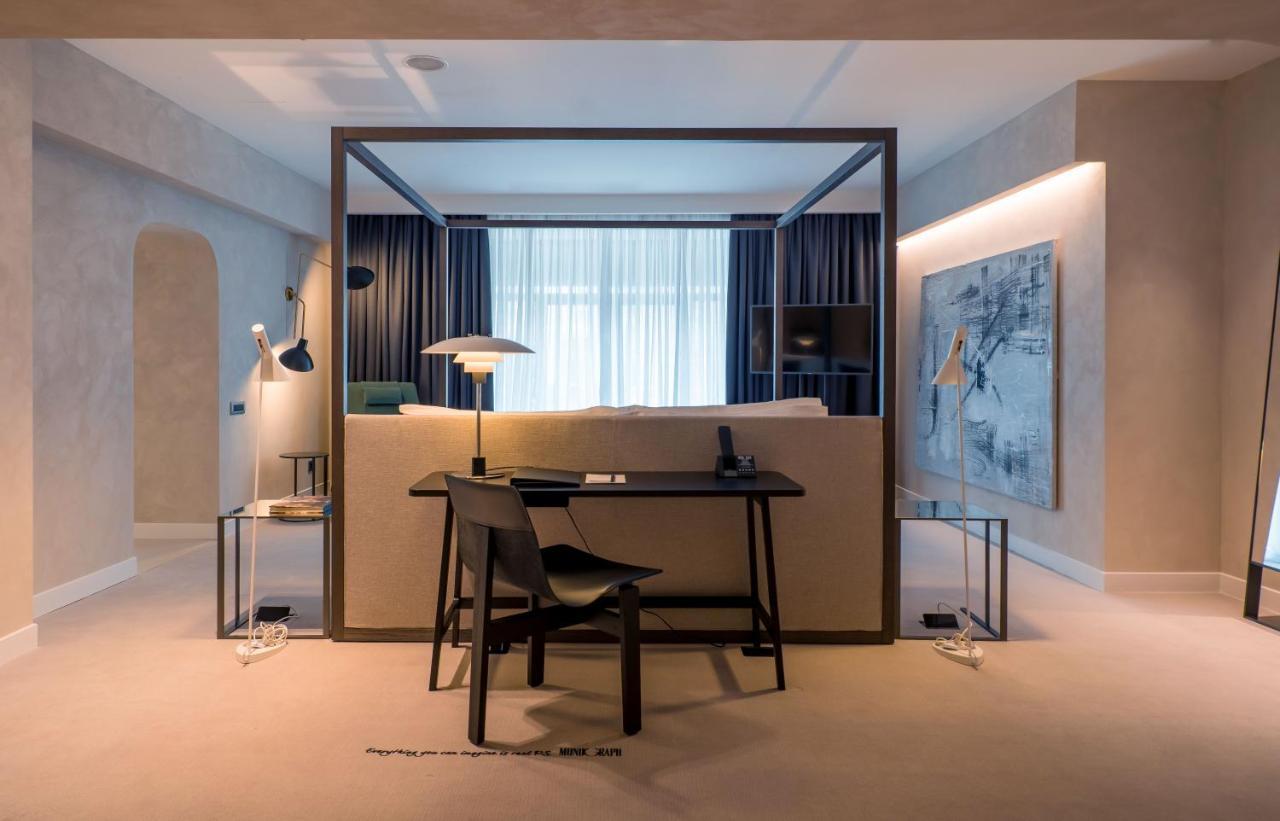 Monograph Freedom Square 호텔 트빌리시 외부 사진 A room at the hotel